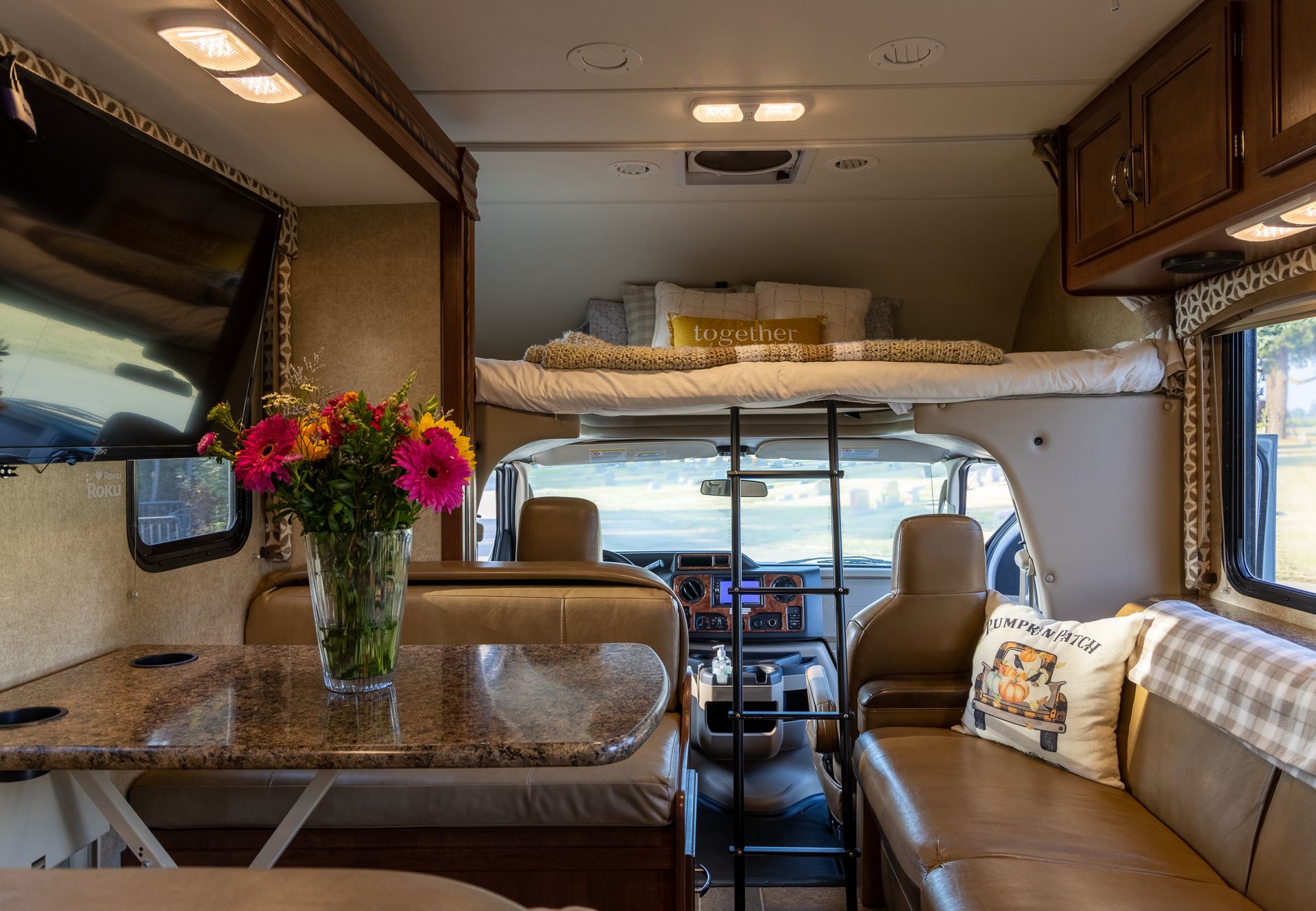 Photo 2 - 2016 Four Winds Class C Motorhome rental photo 7