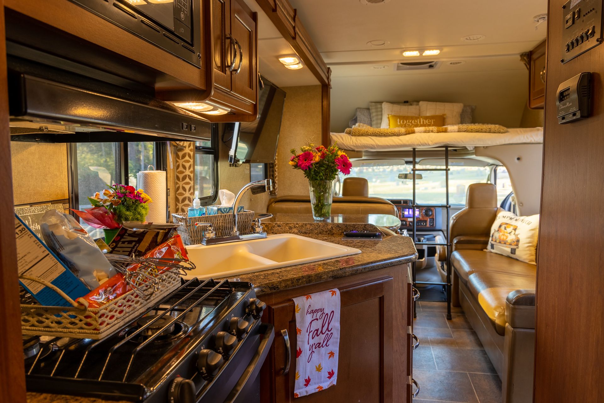Photo 4 - 2016 Four Winds Class C Motorhome rental photo 8