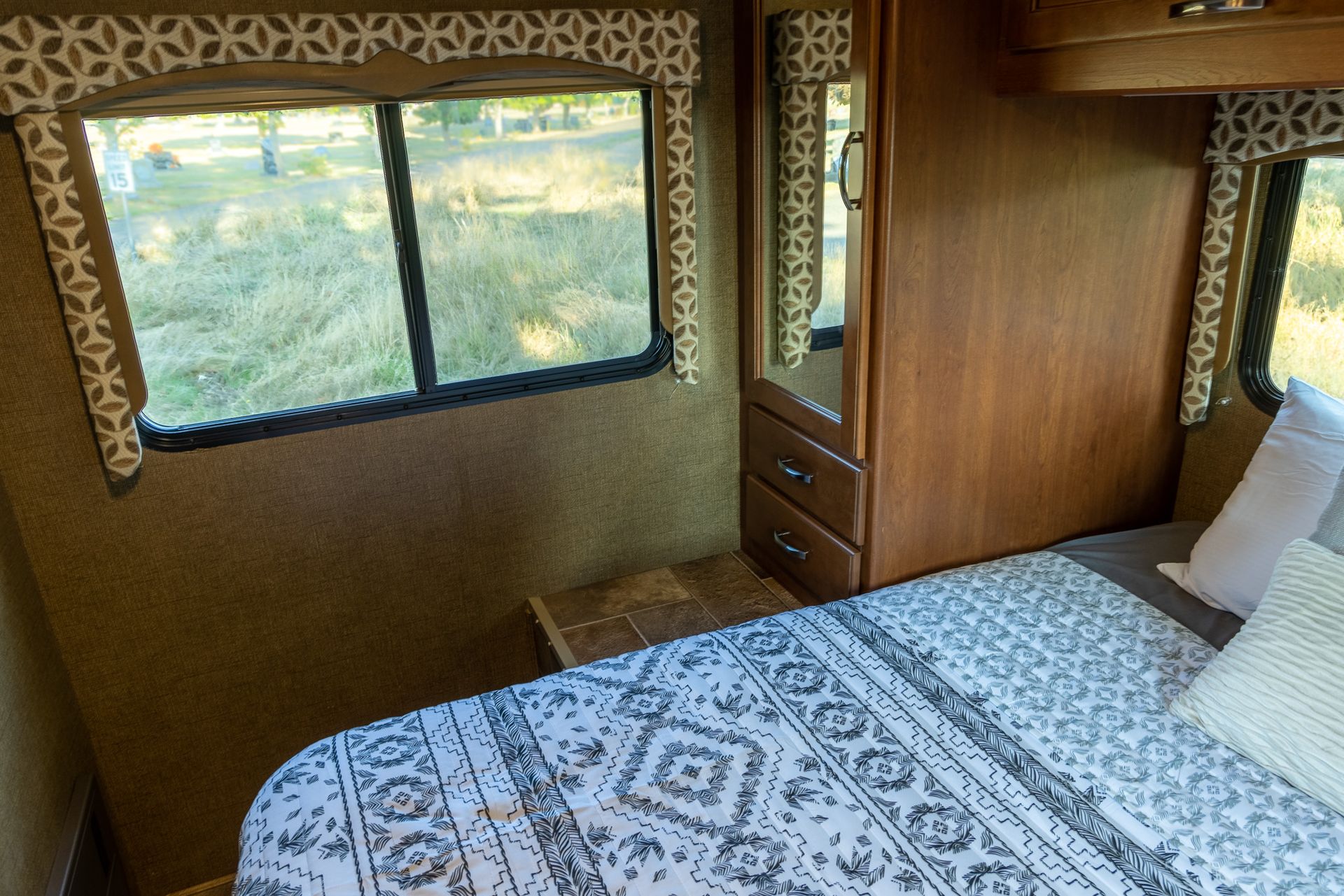 Photo 4 - 2016 Four Winds Class C Motorhome rental photo 9