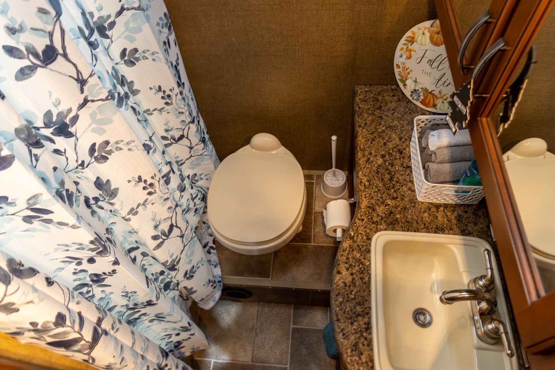Photo 8 - 2016 Four Winds Class C Motorhome rental photo 16