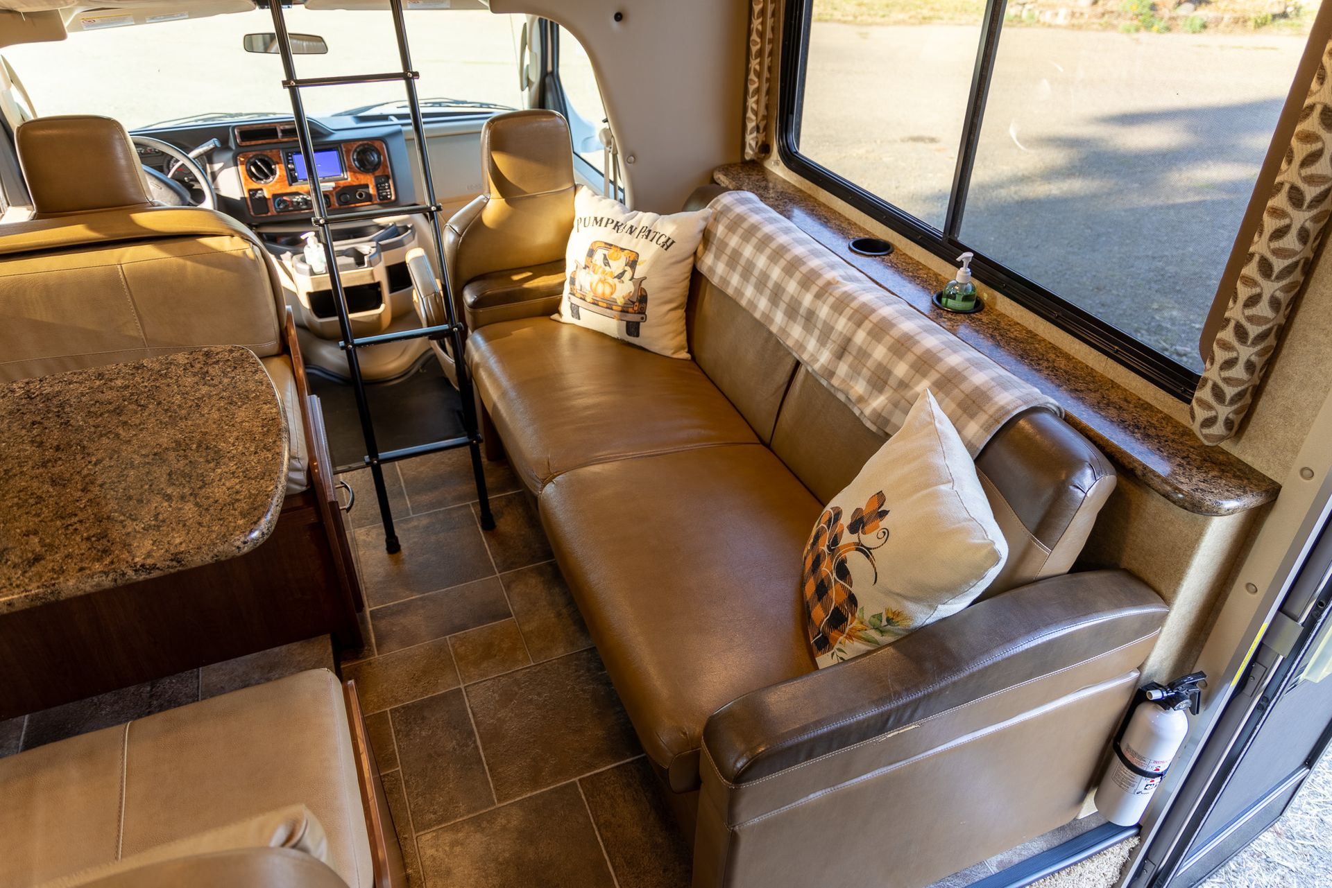 Photo 8 - 2016 Four Winds Class C Motorhome rental photo 17