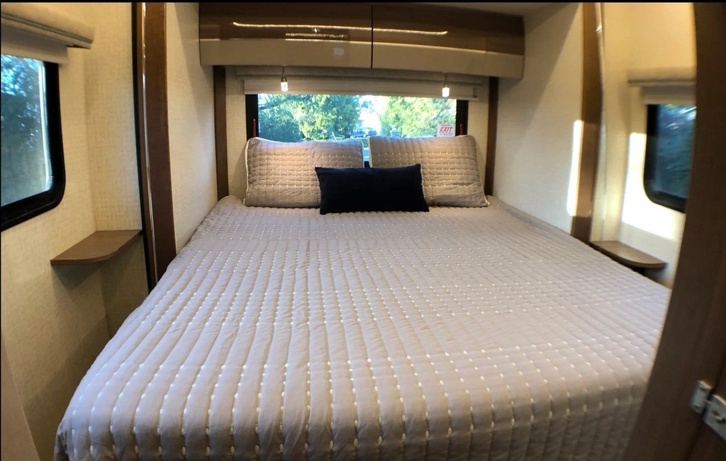 Photo 9 - 2017 Winnebago Class C Motorhome rental photo 11