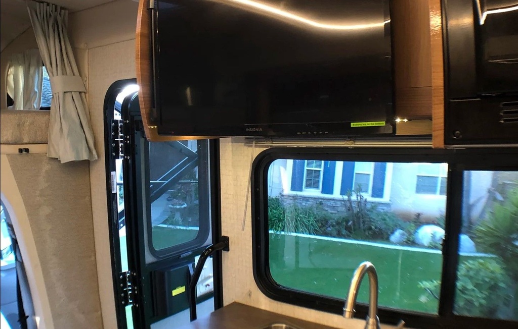 Photo 10 - 2017 Winnebago Class C Motorhome rental photo 12