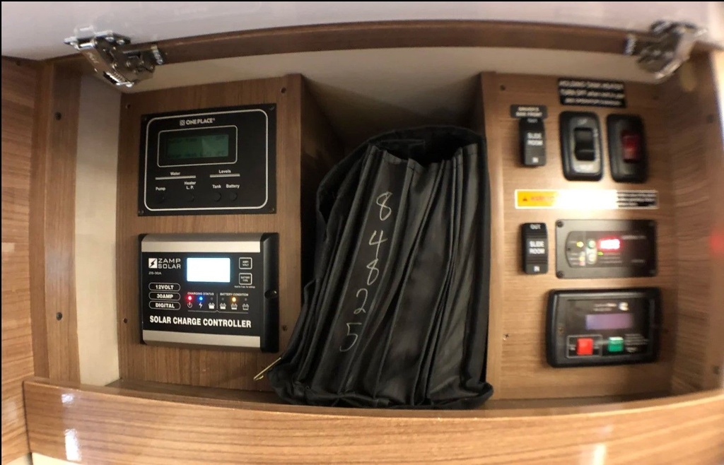 Photo 14 - 2017 Winnebago Class C Motorhome rental photo 16