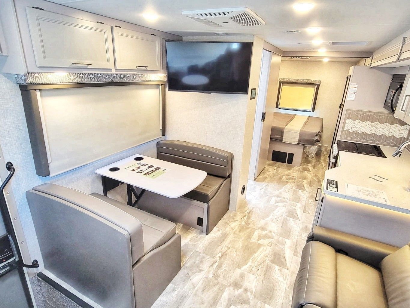 Photo 5 - 2022 Thor Motor Coach Class A Motorhome rental photo 7