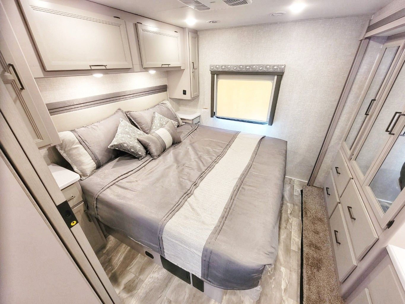 Photo 6 - 2022 Thor Motor Coach Class A Motorhome rental photo 8