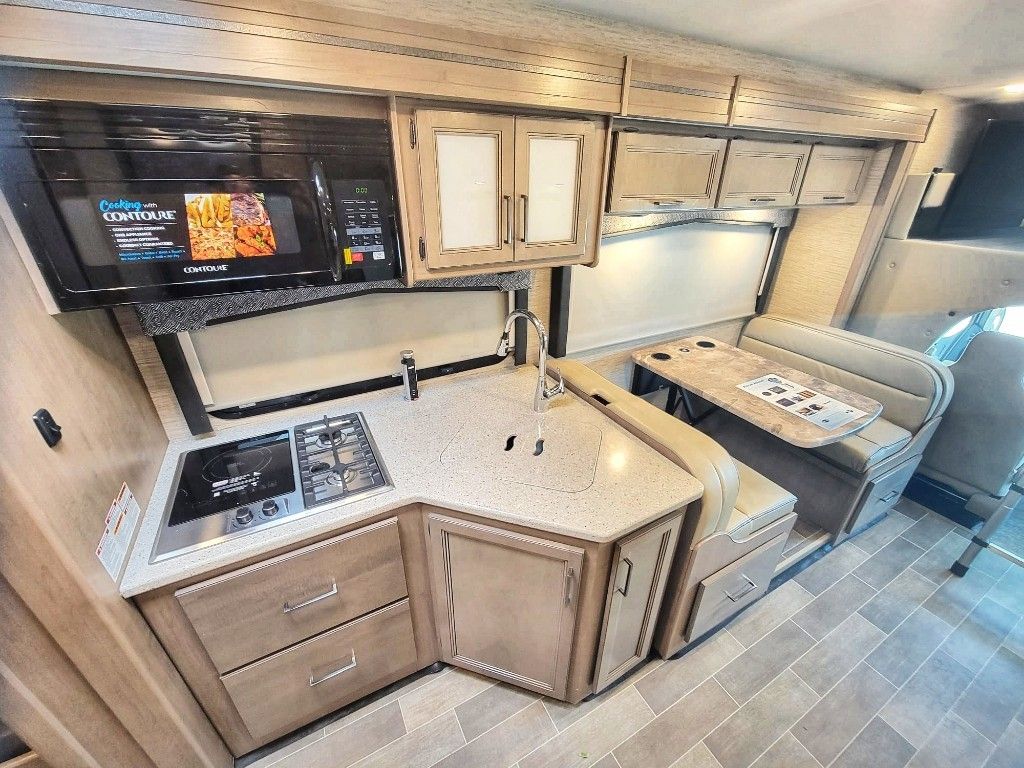 Photo 5 - 2022 Thor Motor Coach Class C Motorhome rental photo 7