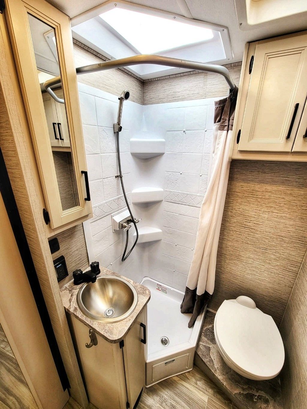 Photo 3 - 2022 Thor Motor Coach Class A Motorhome rental photo 5