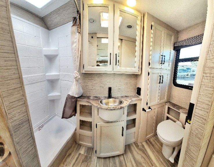 Photo 3 - 2022 Thor Motor Coach Class A Motorhome rental photo 5