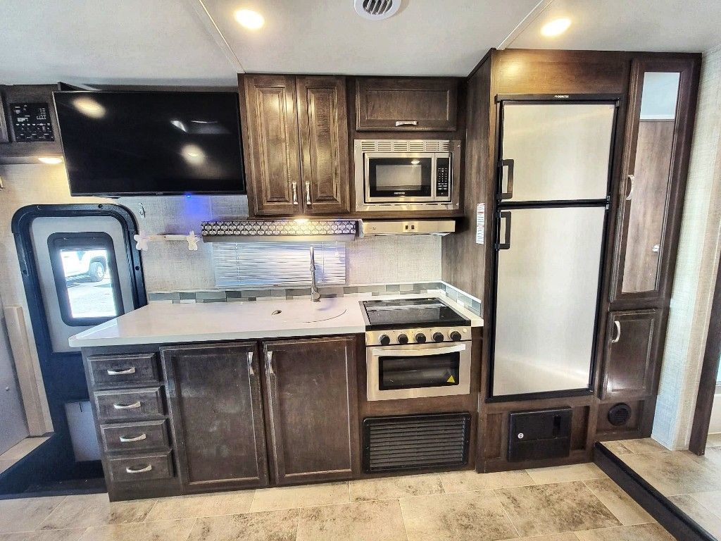 Photo 2 - 2024 Thor Motor Coach Class C Motorhome rental photo 4