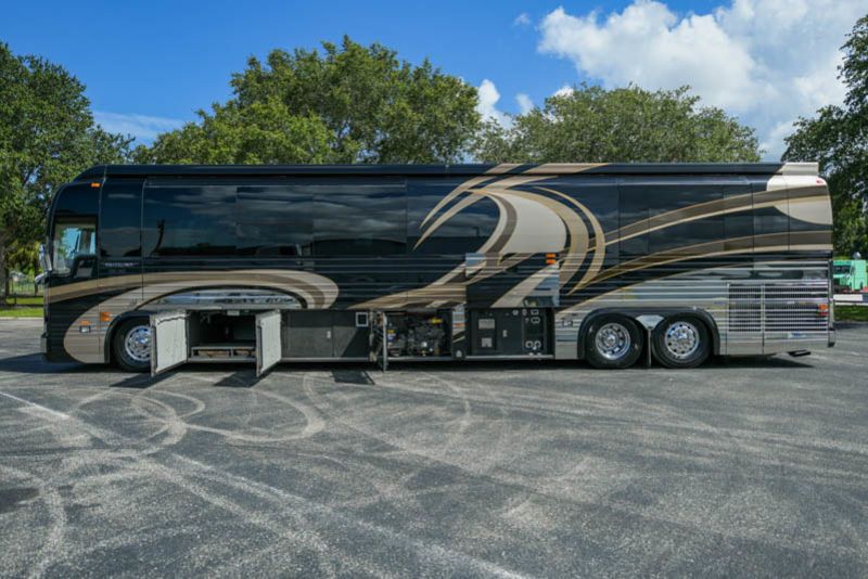 Photo 2 - 2010 Prevost Class A Motorhome rental photo 15