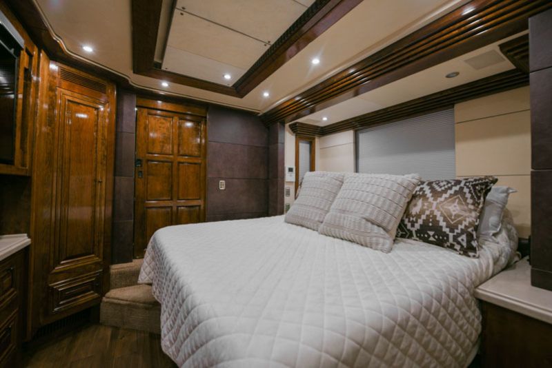 Photo 2 - 2010 Prevost Class A Motorhome rental photo 17