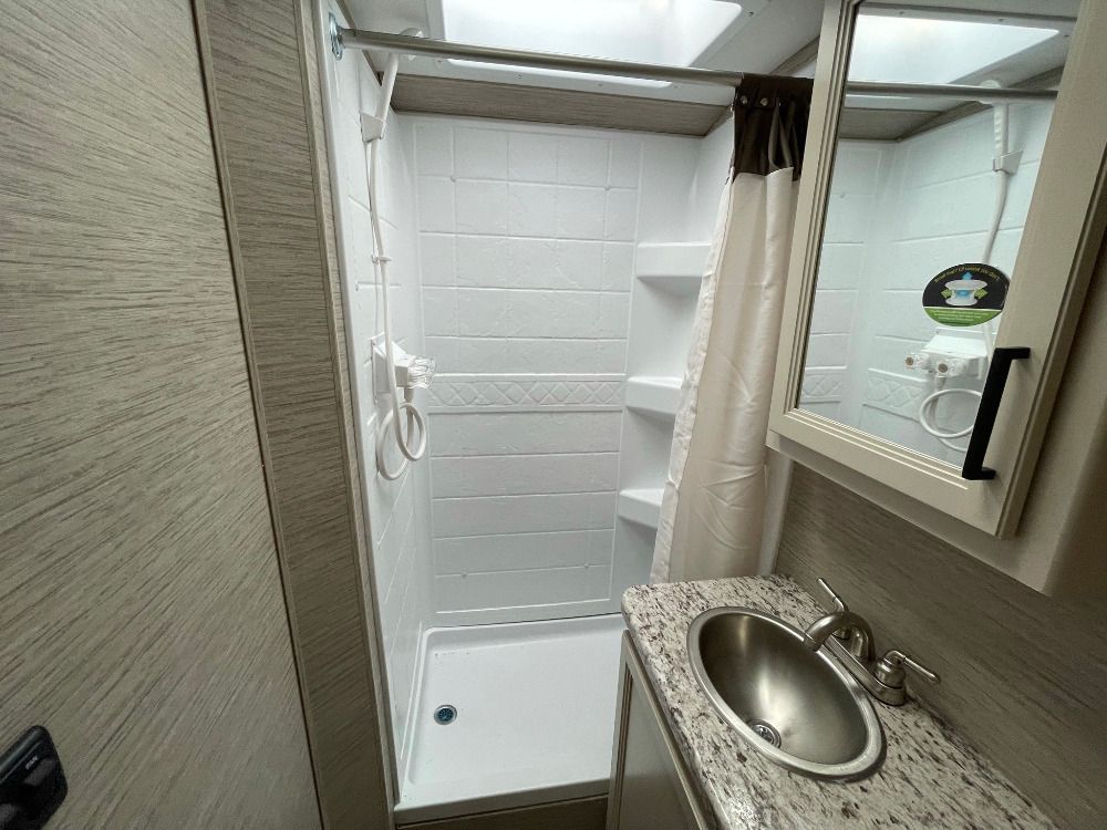 Photo 7 - 2022 Thor Motor Coach Class C Motorhome rental photo 21