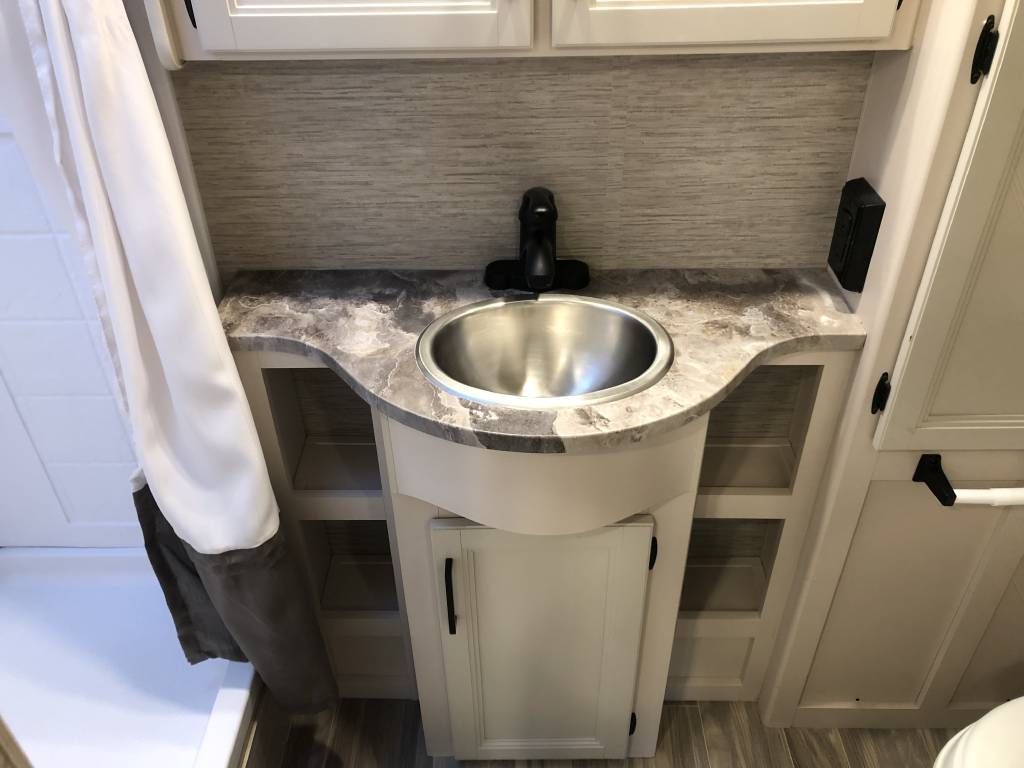 Photo 2 - 2019 Thor Motor Coach Class C Motorhome rental photo 4