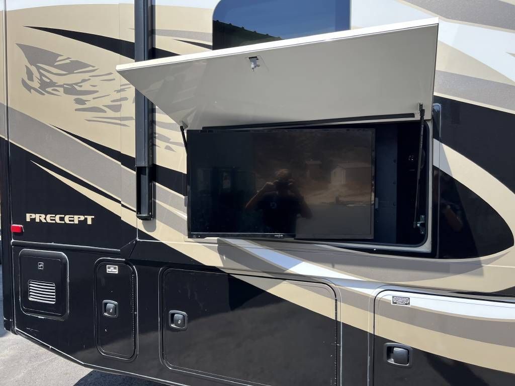 Photo 1 - 2018 Jayco Class A Motorhome rental photo 4