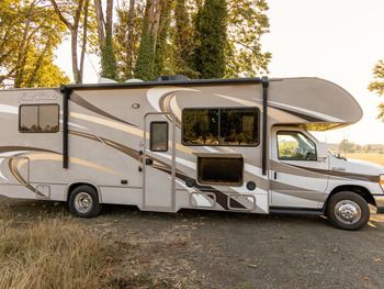 Photo 1 - 2016 Four Winds Class C Motorhome rental photo 21