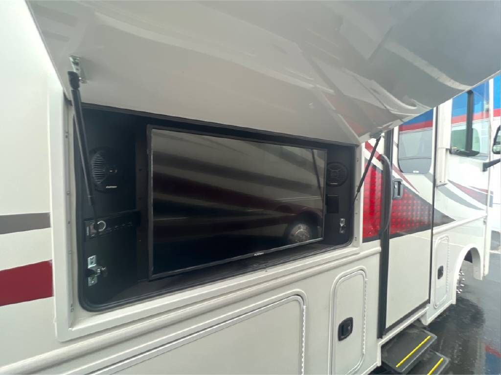 Photo 2 - 2017 Jayco Class A Motorhome rental photo 8