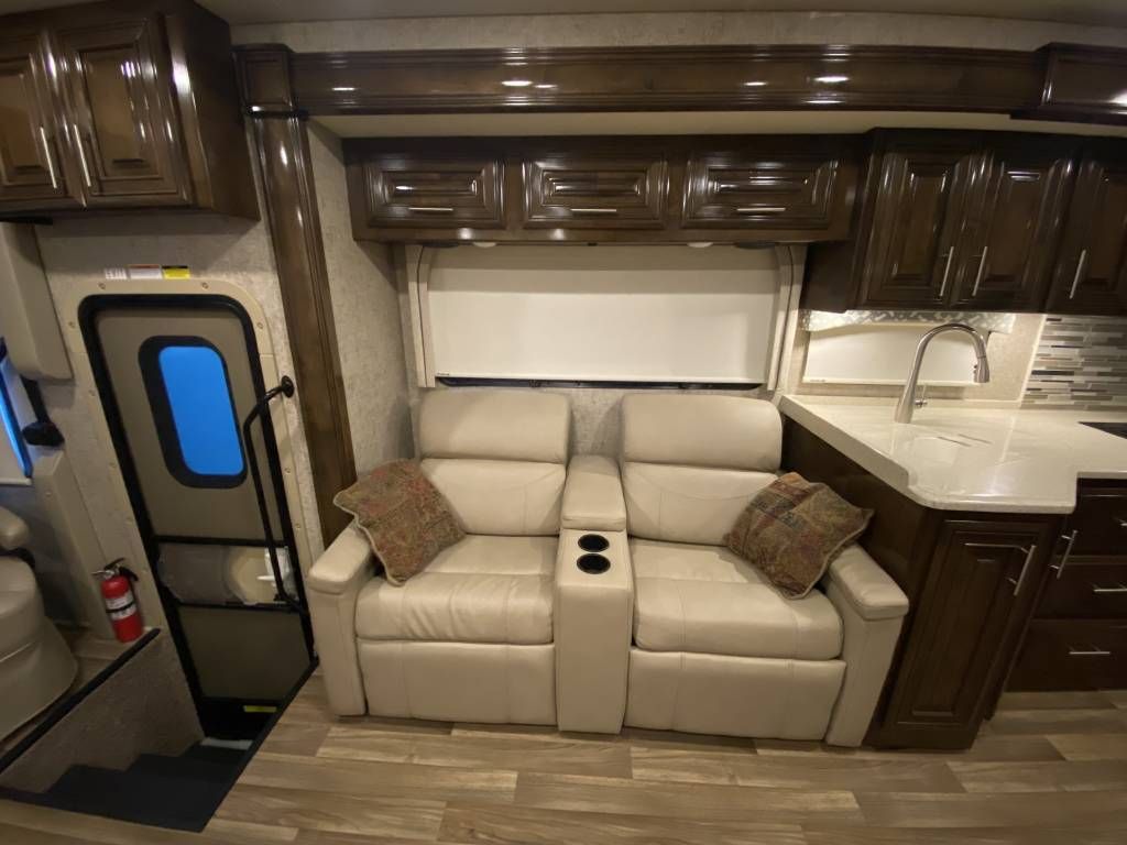 Photo 3 - 2019 Thor Motor Coach Class A Motorhome rental photo 11
