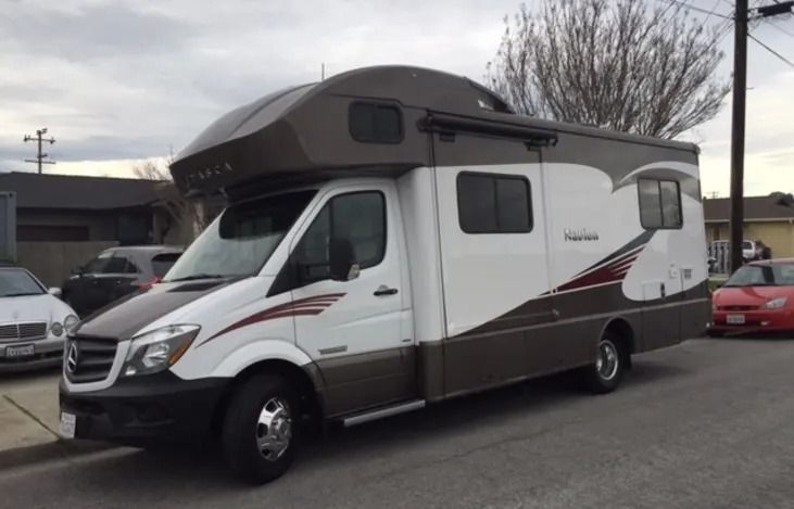 Photo 4 - 2015 Winnebago Class C Motorhome rental photo 15
