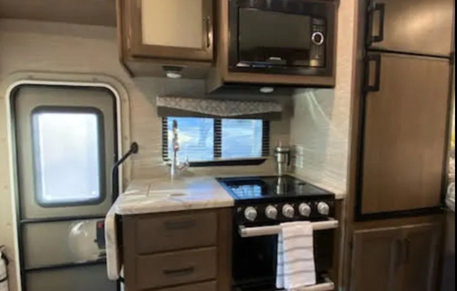 Photo 1 - 2021 Thor Motor Coach Class C Motorhome rental photo 3