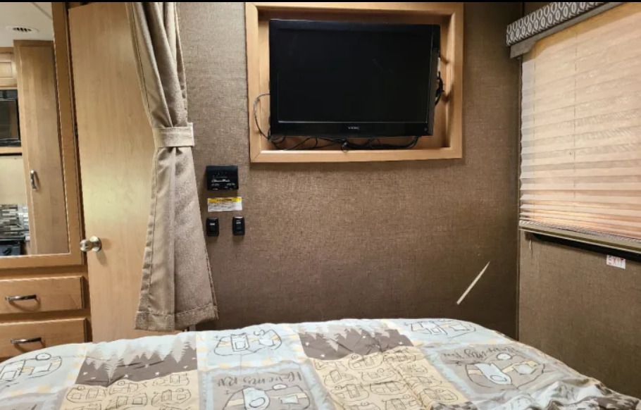 Photo 6 - 2017 Thor Motor Coach Class C Motorhome rental photo 11