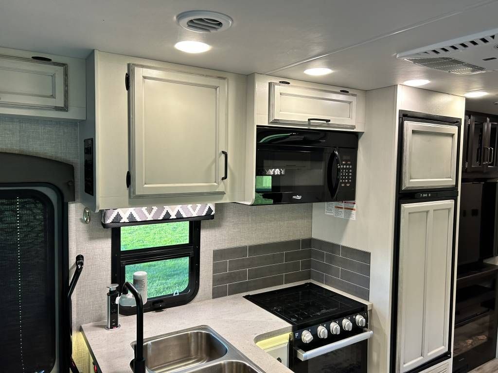 Photo 3 - 2020 Winnebago Class C Motorhome rental photo 7