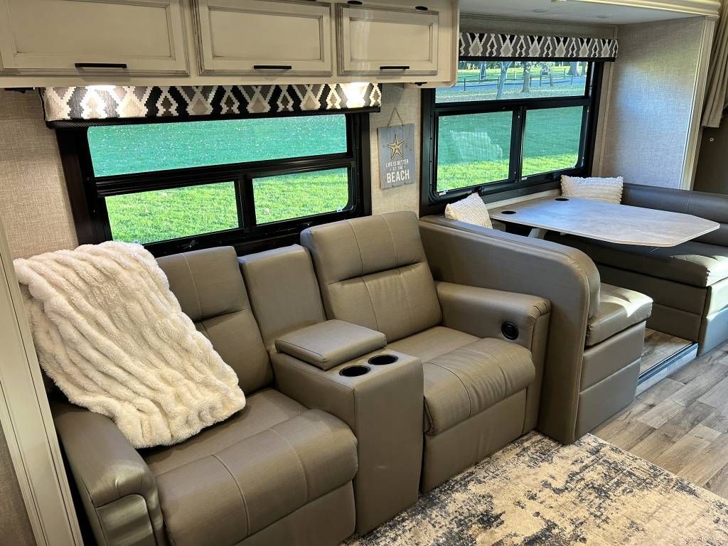 Photo 3 - 2020 Winnebago Class C Motorhome rental photo 11