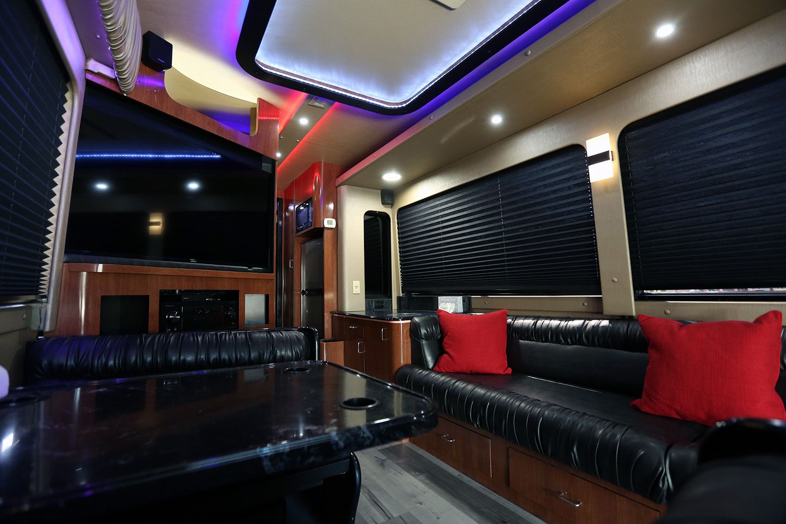 Photo 0 - 2001 MCI Class A Motorhome rental photo 2