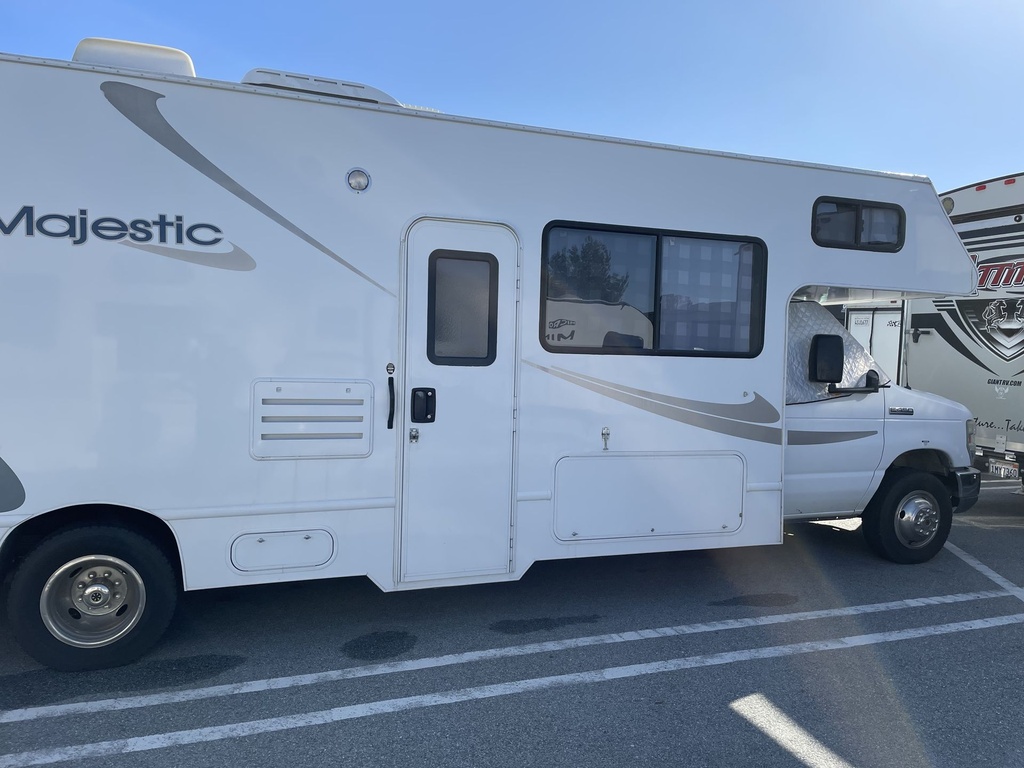 Photo 0 - 2009 Four Winds Class C Motorhome rental photo 2