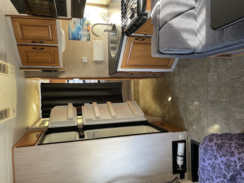 Photo 10 - 2009 Four Winds Class C Motorhome rental photo 12