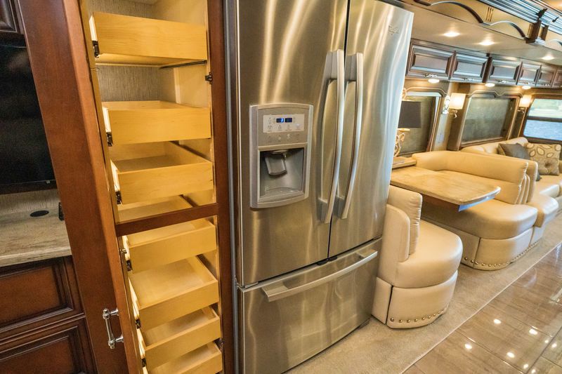 Photo 3 - 2019 Newmar Class A Motorhome rental photo 9