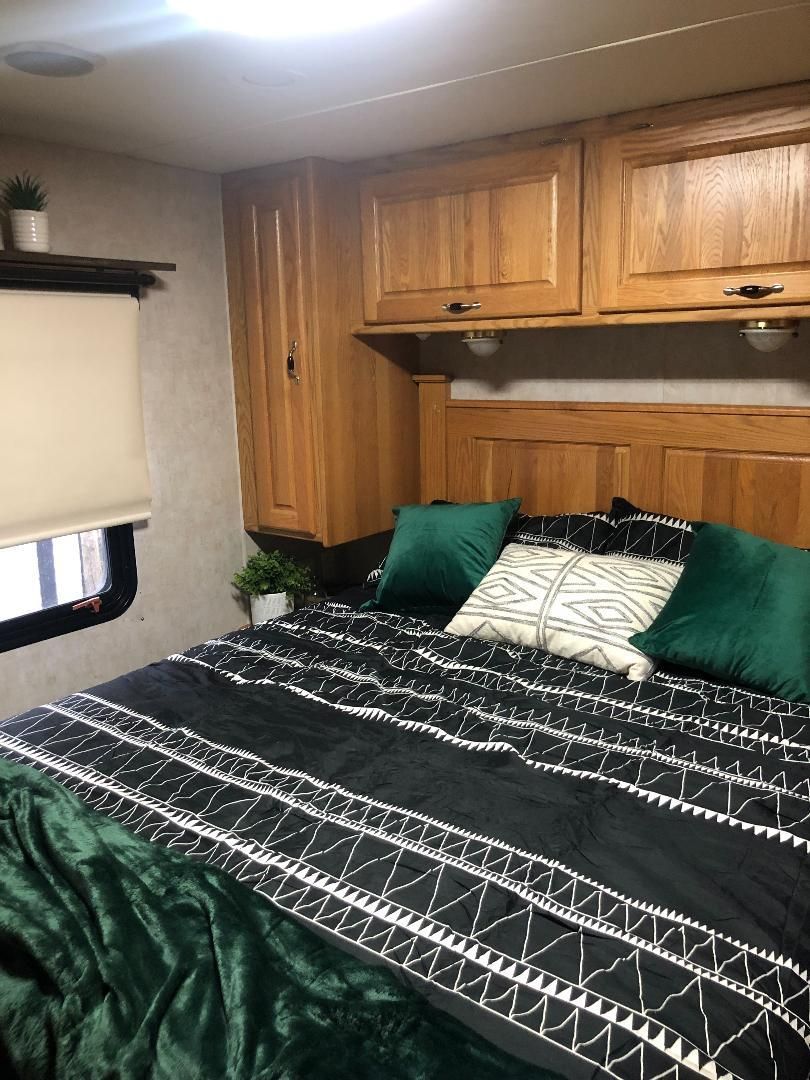 Photo 7 - 2005 Holiday Rambler Class A Motorhome rental photo 9