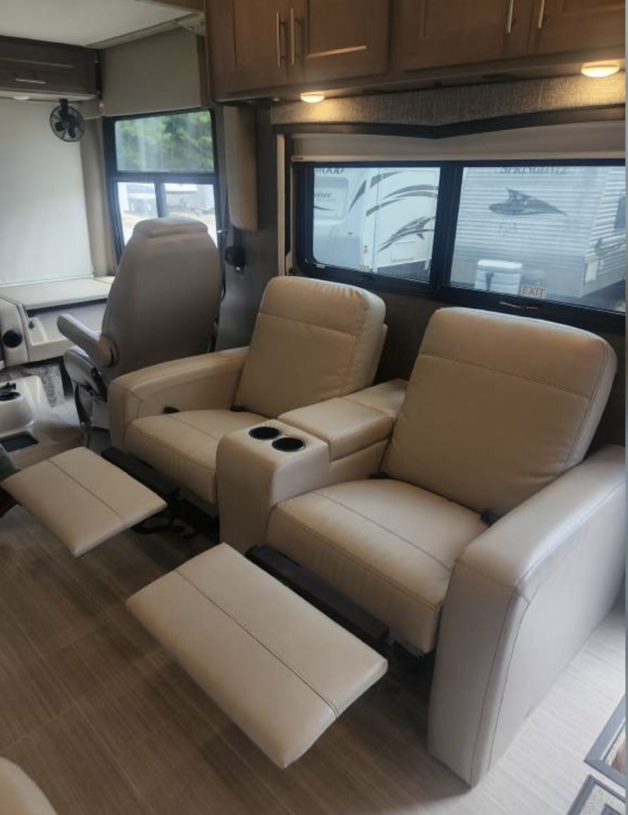 Photo 2 - 2022 Thor Motor Coach Class A Motorhome rental photo 23