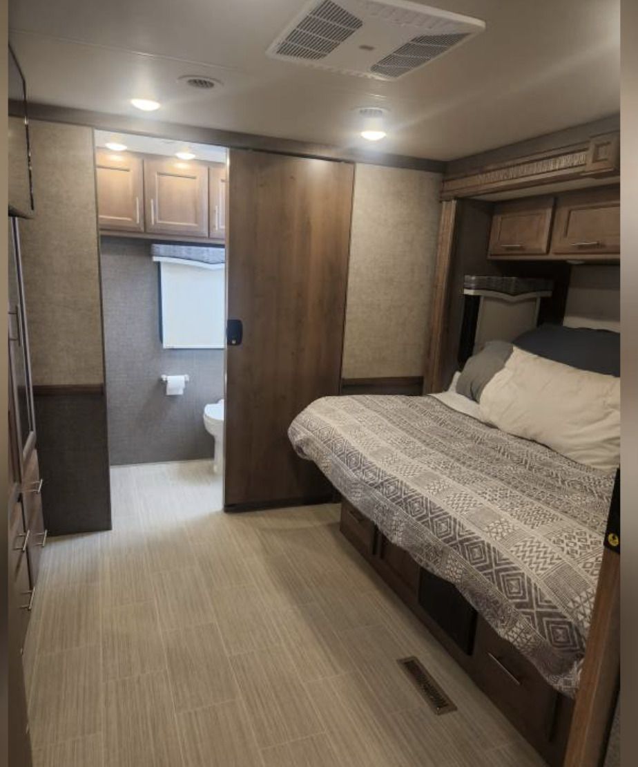 Photo 2 - 2022 Thor Motor Coach Class A Motorhome rental photo 25