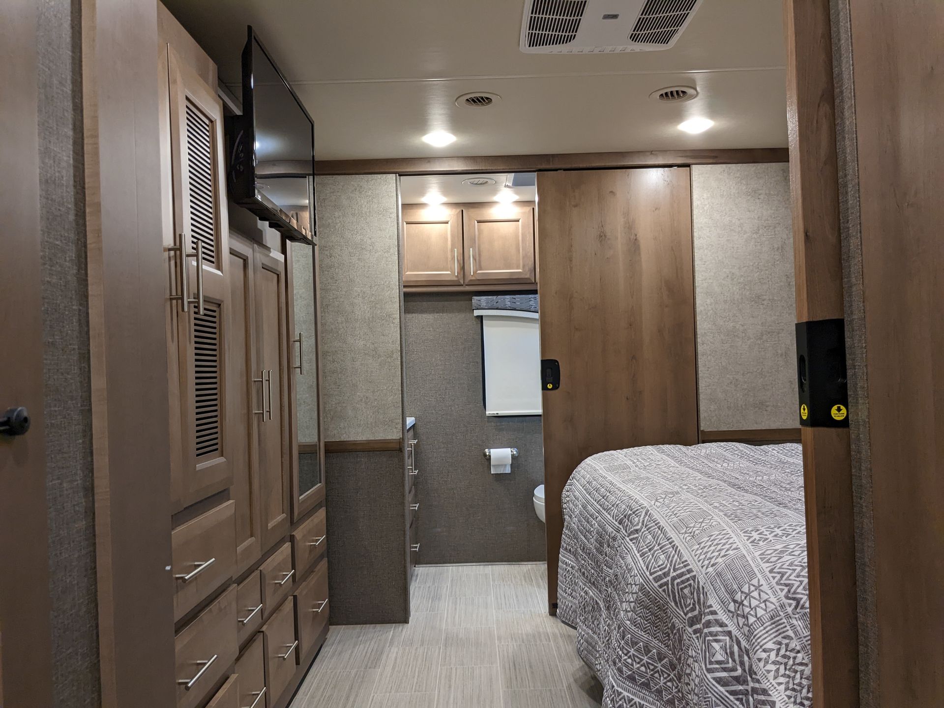 Photo 3 - 2022 Thor Motor Coach Class A Motorhome rental photo 33