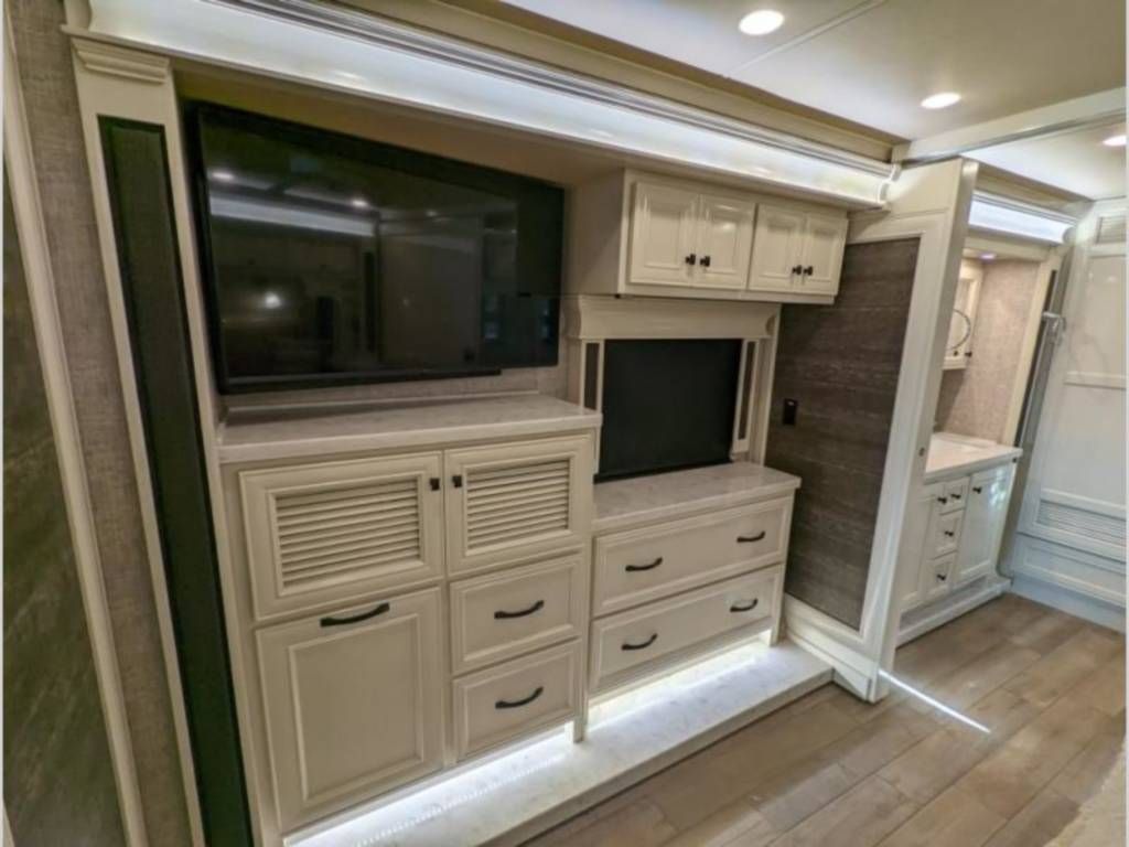 Photo 1 - 2020 Tiffin Motorhomes Class A Motorhome rental photo 9