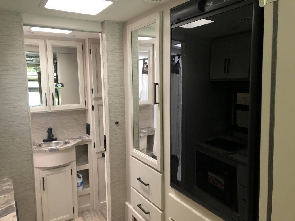 Photo 1 - 2020 Thor Motor Coach Class C Motorhome rental photo 4