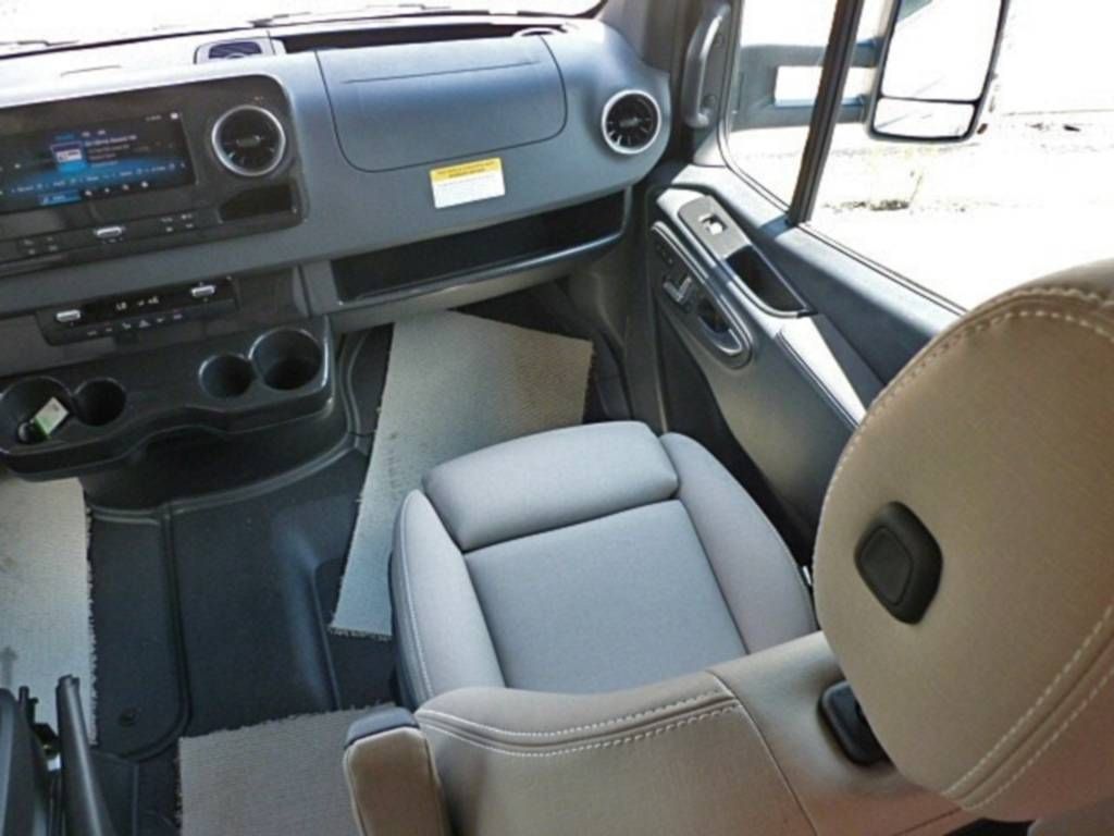 Photo 5 - 2020 Winnebago Class C Motorhome rental photo 14