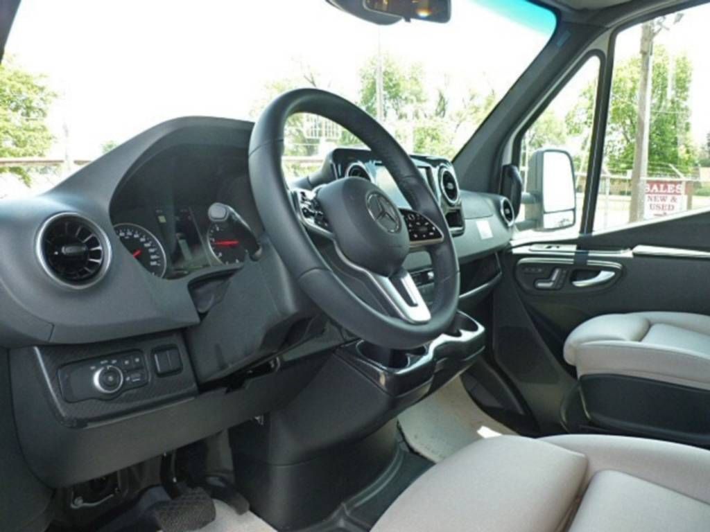 Photo 6 - 2020 Winnebago Class C Motorhome rental photo 15