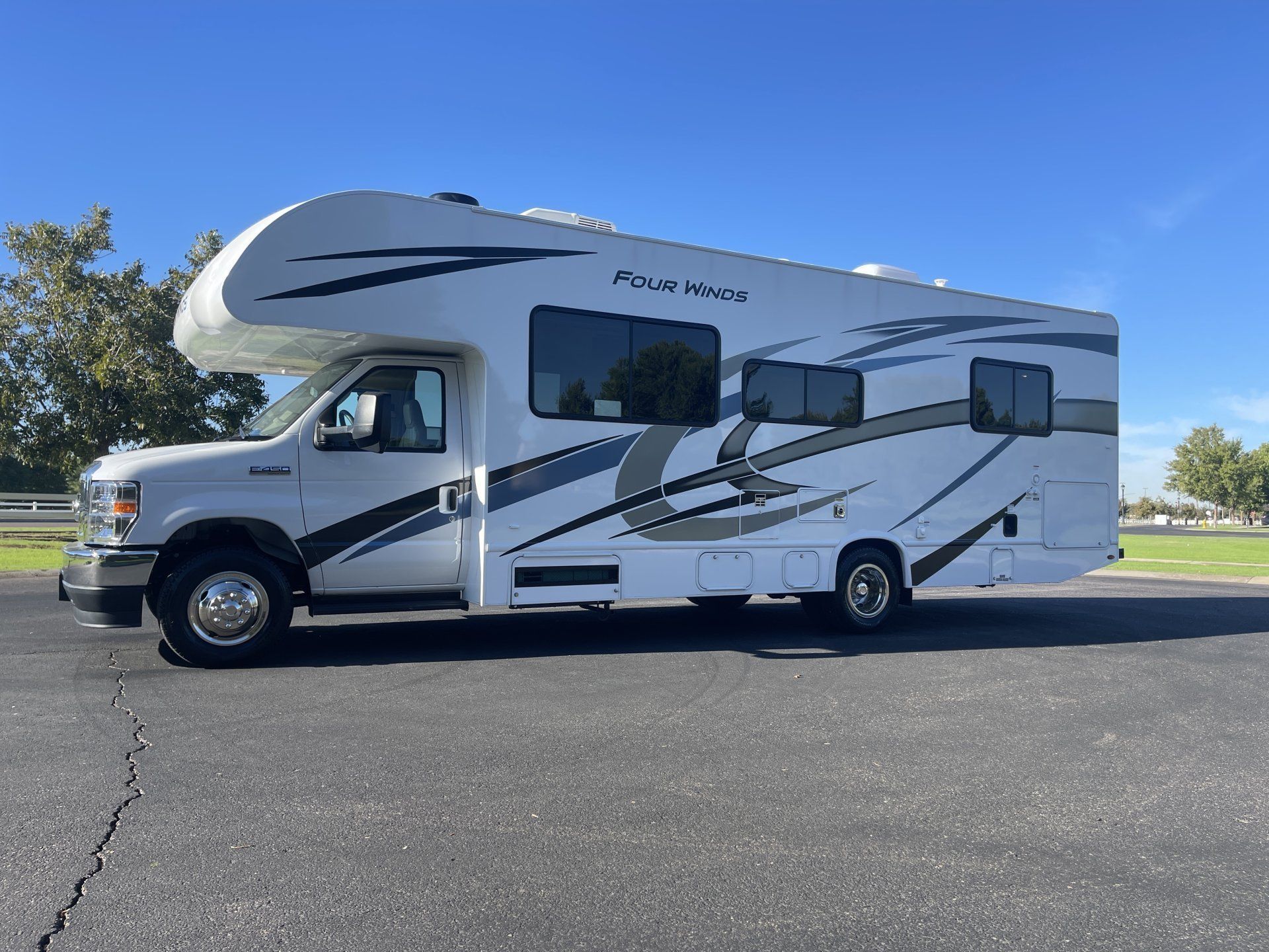 Photo 0 - 2023 Thor Motor Coach Class C Motorhome rental photo 2