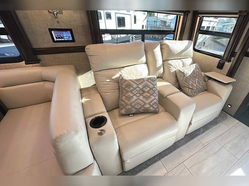 Photo 1 - 2018 Jayco Class C Motorhome rental photo 4
