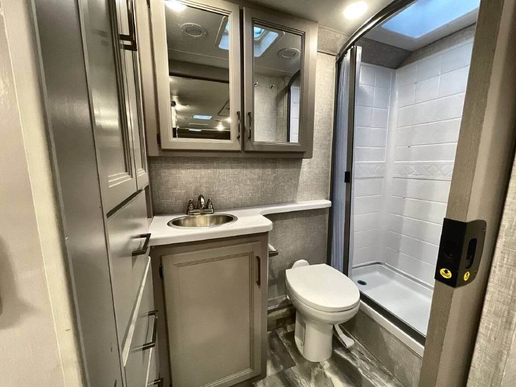 Photo 2 - 2020 Thor Motor Coach Class C Motorhome rental photo 5