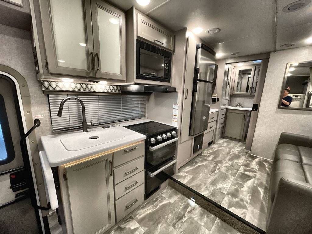 Photo 2 - 2020 Thor Motor Coach Class C Motorhome rental photo 14