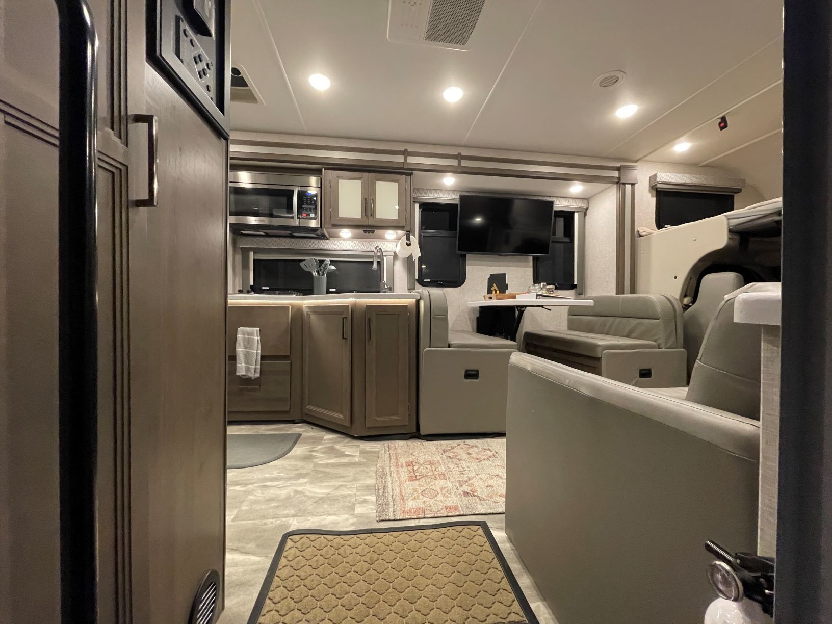 Photo 2 - 2023 Thor Motor Coach Class C Motorhome rental photo 4