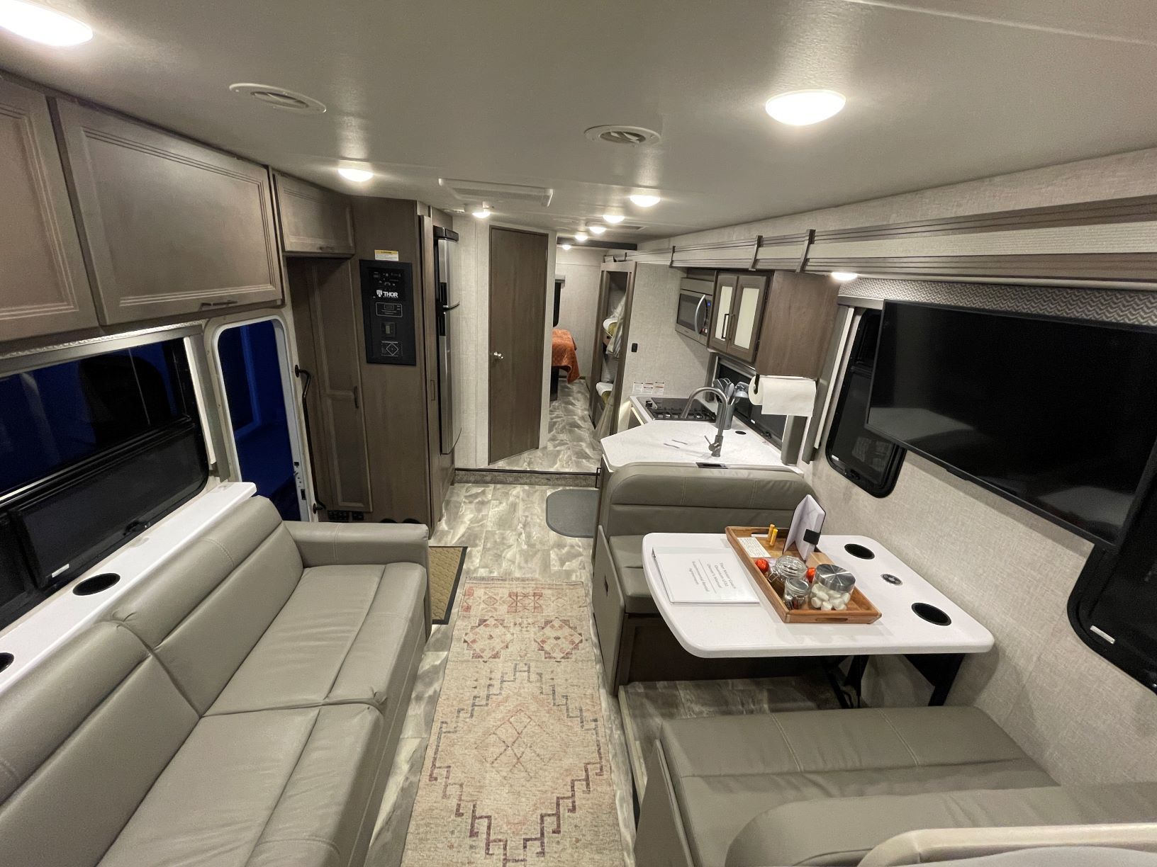 Photo 15 - 2023 Thor Motor Coach Class C Motorhome rental photo 17