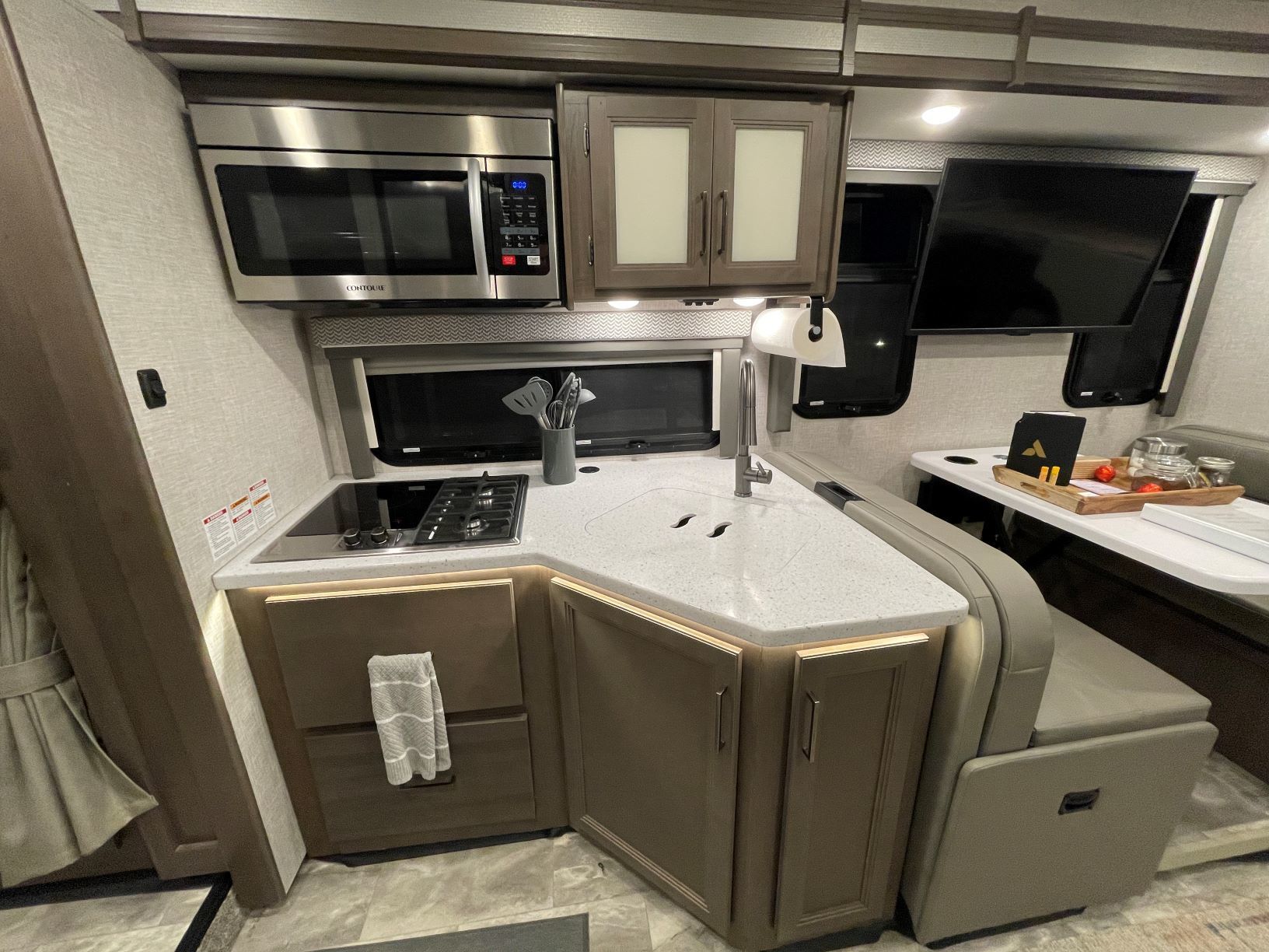 Photo 17 - 2023 Thor Motor Coach Class C Motorhome rental photo 19