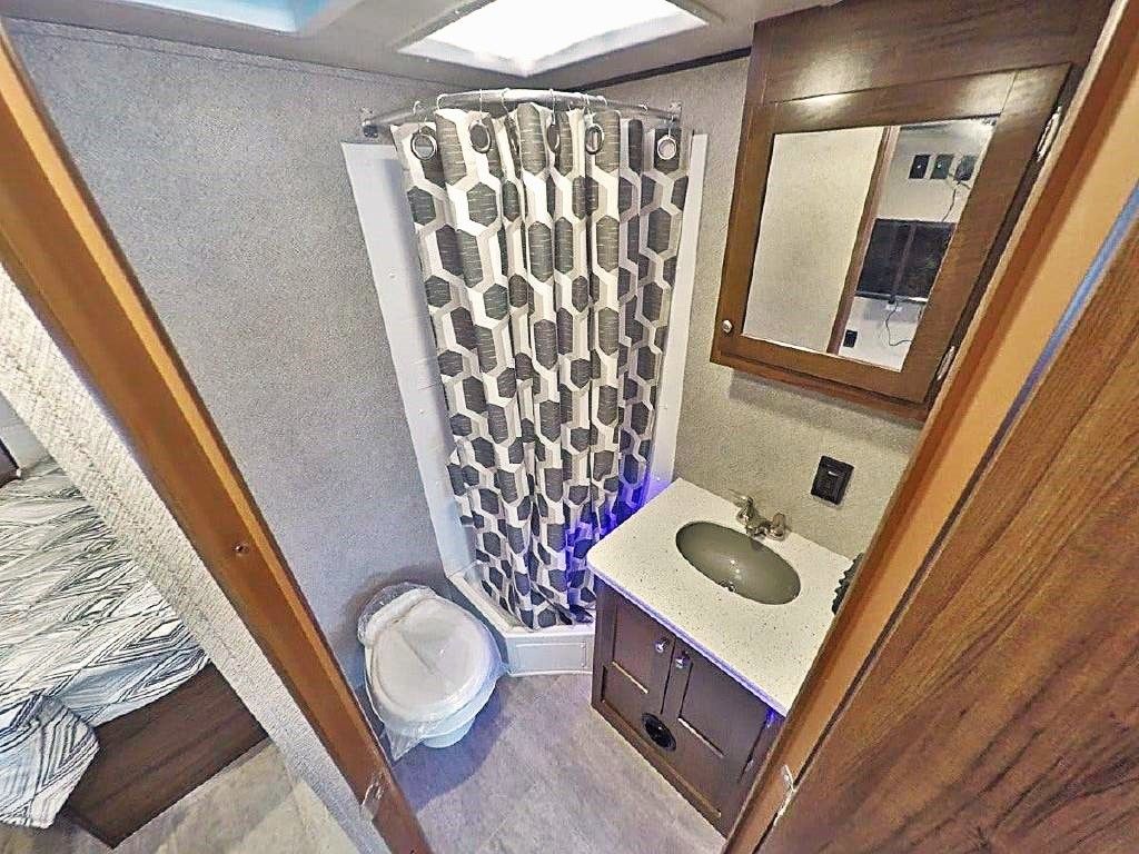 Photo 4 - 2019 HEART LAND Travel Trailer rental photo 15