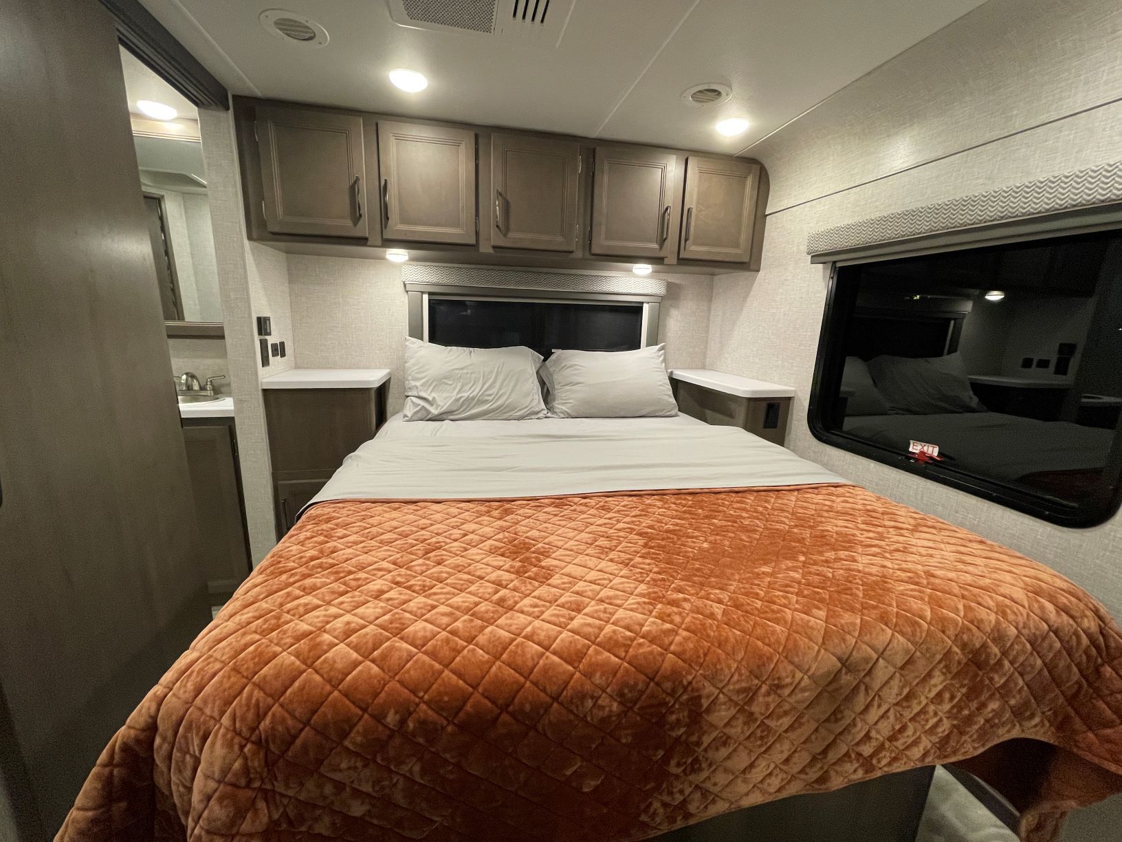 Photo 18 - 2023 Thor Motor Coach Class C Motorhome rental photo 20