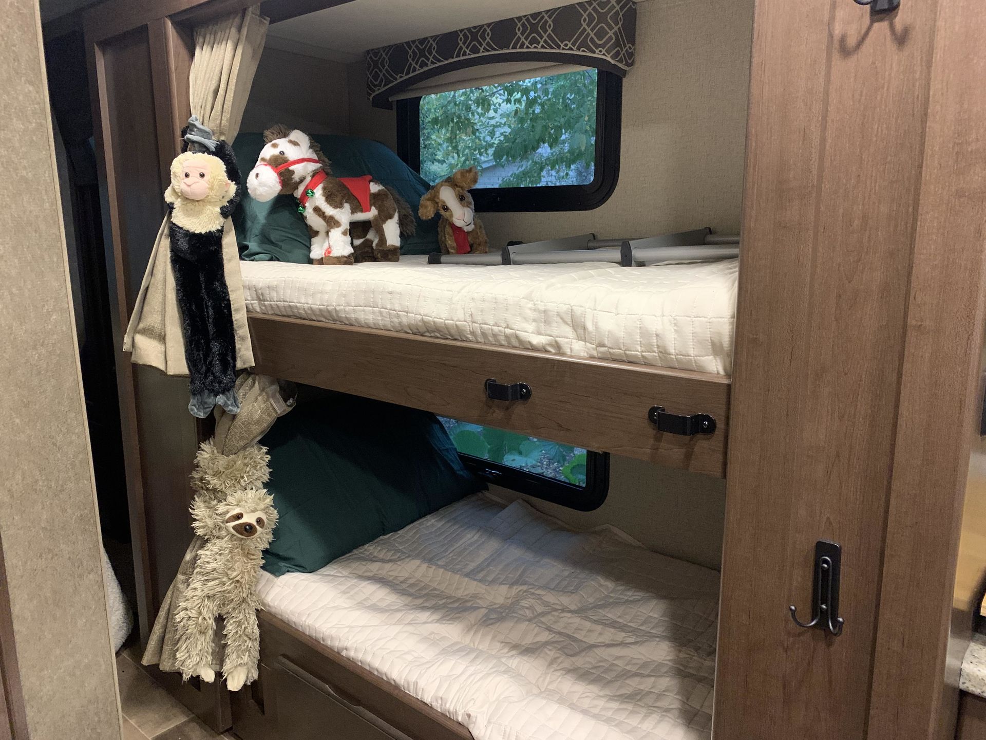 Photo 1 - 2020 Thor Motor Coach Class C Motorhome rental photo 9