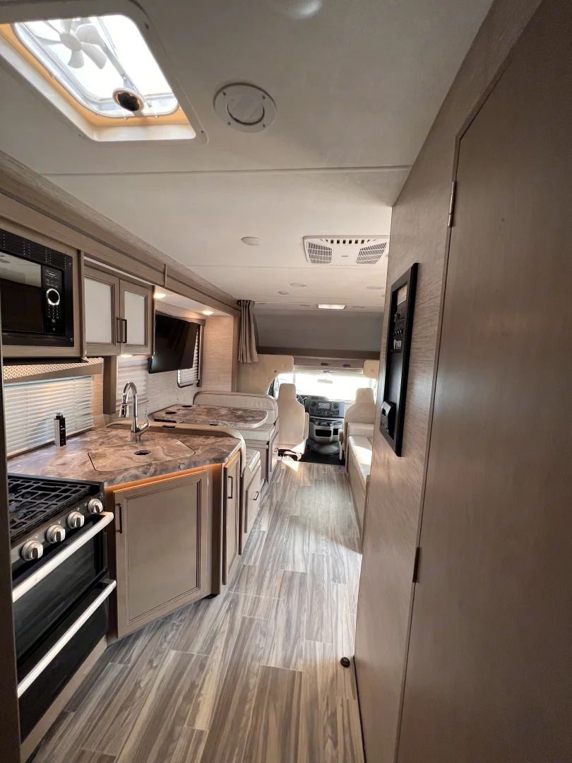 Photo 0 - 2022 Thor Motor Coach Class C Motorhome rental photo 4